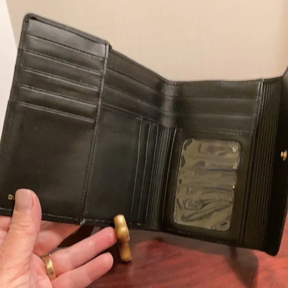 Buxton women’s black leather multiple compartment wallet